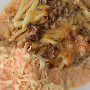 Gratäng med köttfärs och potatis och coleslaw