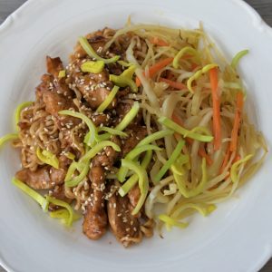 Kycklingwok med nudlar och krispiga grönsaker