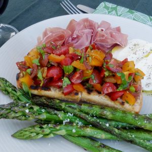 Middagsbruschetta med panngrillad sparris, prosciutto och mozzarella