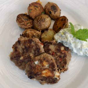 Lammfärsbiffar med tzatziki och ugnsrostad potatis