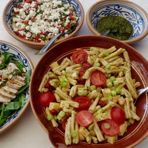 Kycklingfilé, pastasallad och kikärtssallad