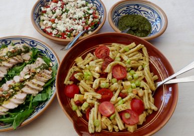 Kycklingfilé, pastasallad och kikärtssallad