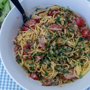 Krämig pasta med bacon, champinjoner, tomater och chili