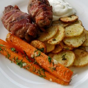 Baconlindade järpar med suverän potatis, citronyoghurt och ugnsbakade morötter