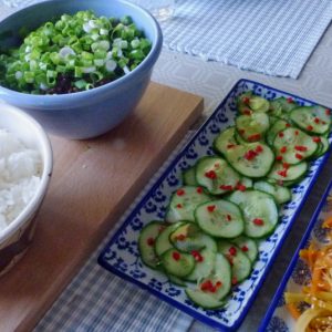 Färs med mynta, asiatisk gurka och wokade grönsaker