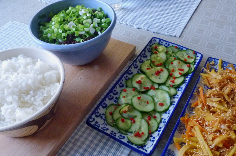 Färs med mynta, asiatisk gurka och wokade grönsaker