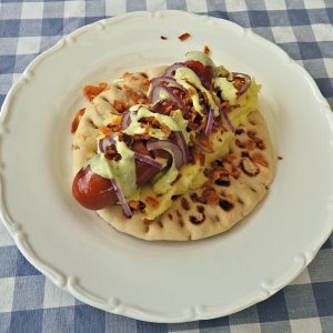 Korv med mos, grllat bröd och pestokräm