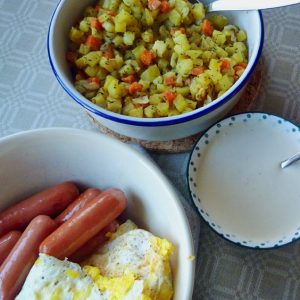 Rotfruktspytt med korv, ägg och senapskräm