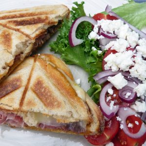 Toast med prosciutto och röd pesto