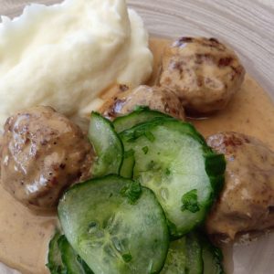 Köttbullar med gräddsås och mos