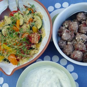 Köttbullar med couscoussallad och myntayoghurt