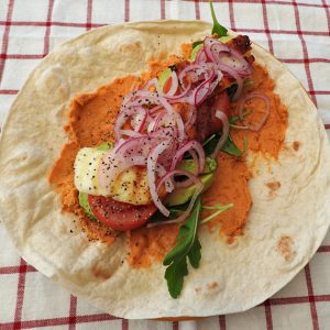 Wrap med hummus, halloumi och picklad rödlök